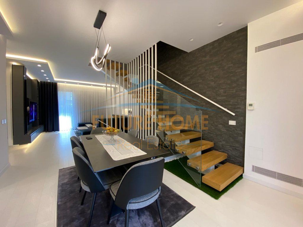 Shitet, Triplex 3+2+4 Poste Parkimi, Grey Stone 2 Residence , Liqeni i Thatë
