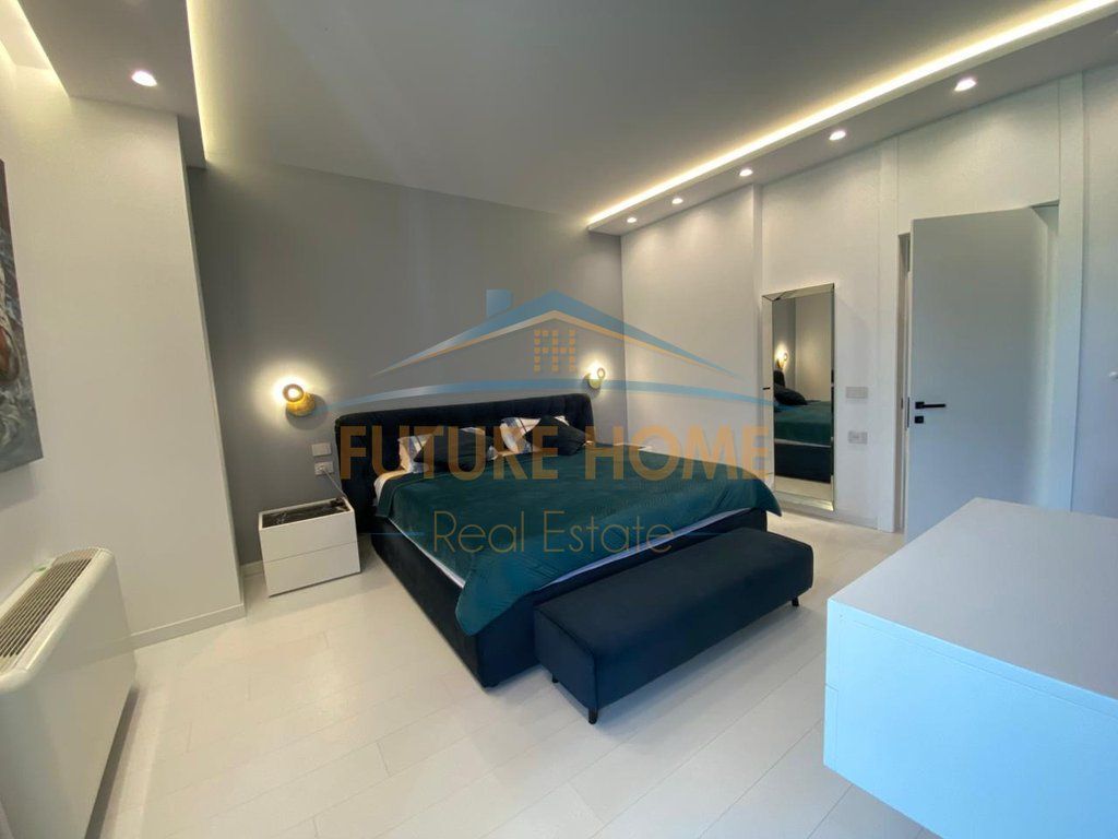 Shitet, Triplex 3+2+4 Poste Parkimi, Grey Stone 2 Residence , Liqeni i Thatë