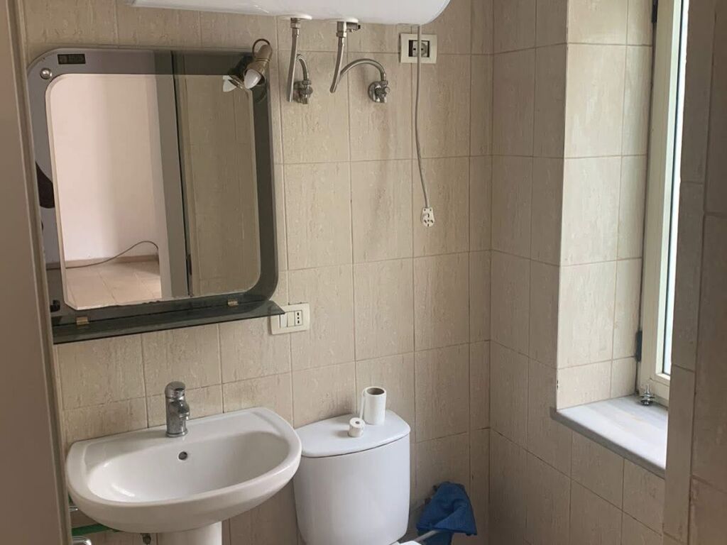 Jepet me qira ambient për zyrë  Stadiuni Dinamo