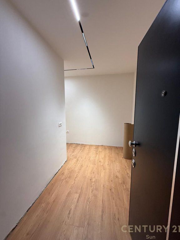 APARTAMENT 2+1+2 ME QIRA PER ZYRA, TEK ISH-EKSPOZITA, TIRANE! 1,300 € /Muaj