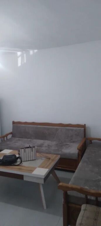 Jepet me qera apartament 1+1 📍 Rruga Njazi Meka, pranë Universitetit të Mjekësisë