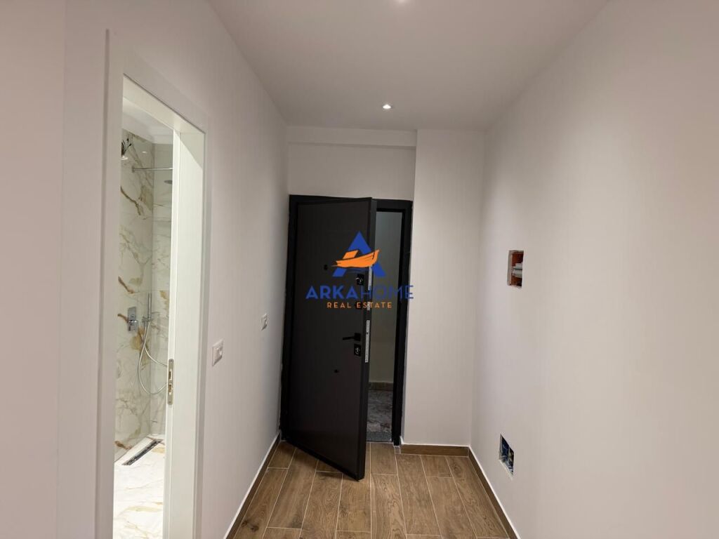 SHITEN AMBIENTE 60M2 DHE 40M2 "TEK GJYKATA E SHKALLES SE PARE, PERBALLE ME SHERBIMIN E PROVES" 260.000 EURO