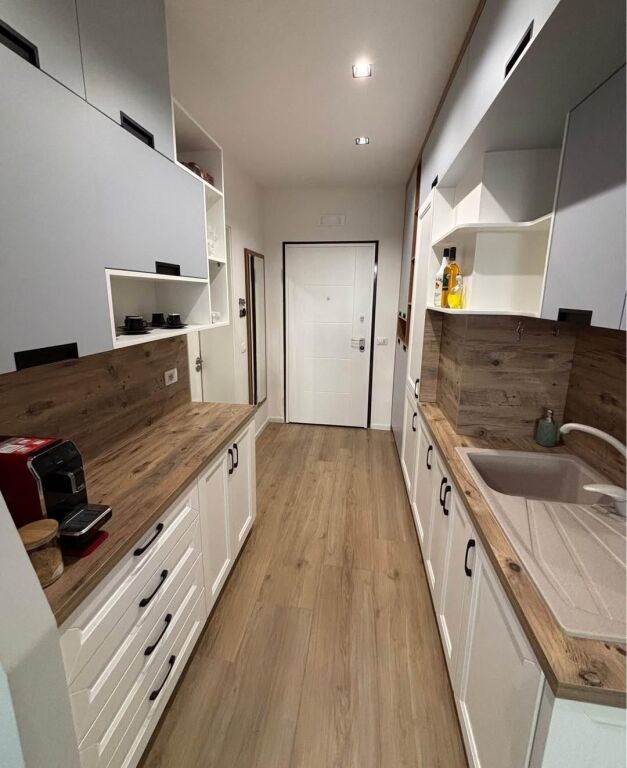 Jepet me qera studio apartament goxha e bollshme dhe e mirë organizuar.