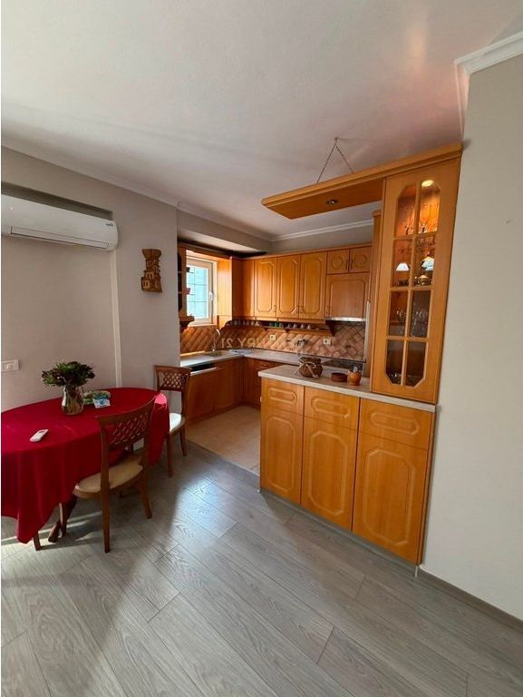 Apartament 2+1 me ballkon për qira – Rruga e Barrikadave