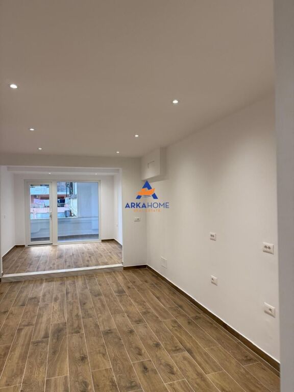 SHITEN AMBIENTE 60M2 DHE 40M2 "TEK GJYKATA E SHKALLES SE PARE, PERBALLE ME SHERBIMIN E PROVES" 260.000 EURO