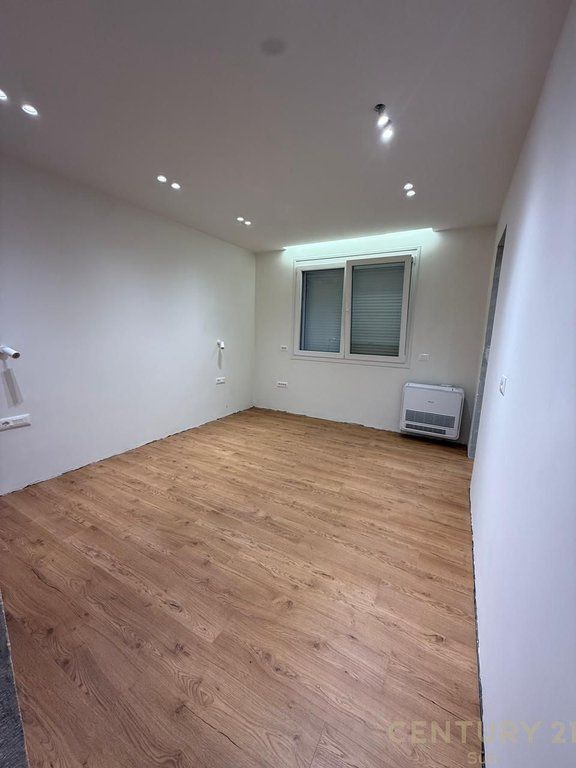 APARTAMENT 2+1+2 ME QIRA PER ZYRA, TEK ISH-EKSPOZITA, TIRANE! 1,300 € /Muaj