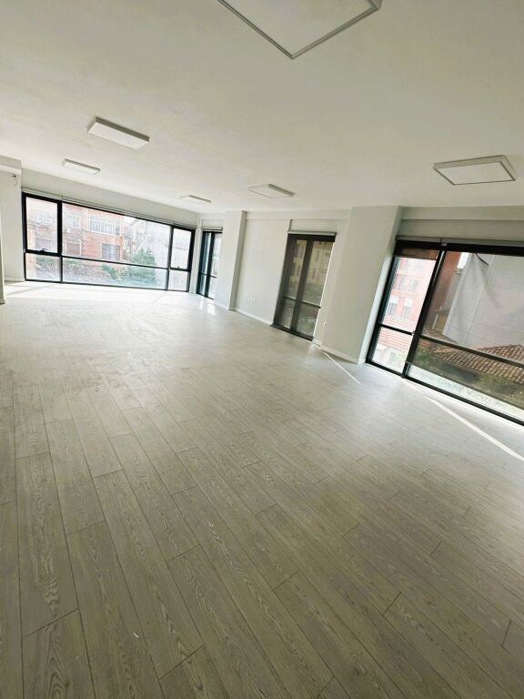 🏢Jepet me Qira Ambient Biznesi – Rruga Hoxha Tahsim, Tiranë📍