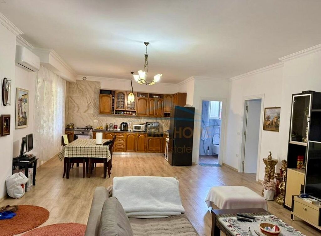 Shitet, Apartament 2+1+2, Liqeni