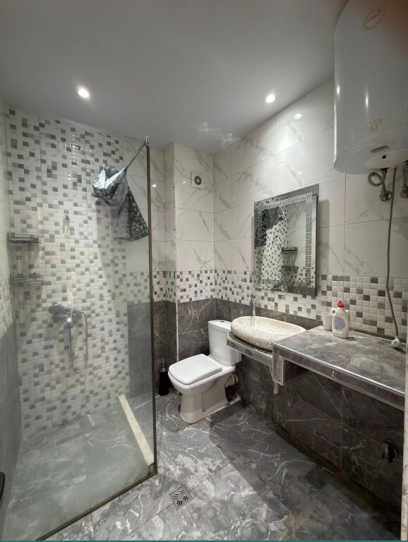 Shitet apartament ne Misto Mame