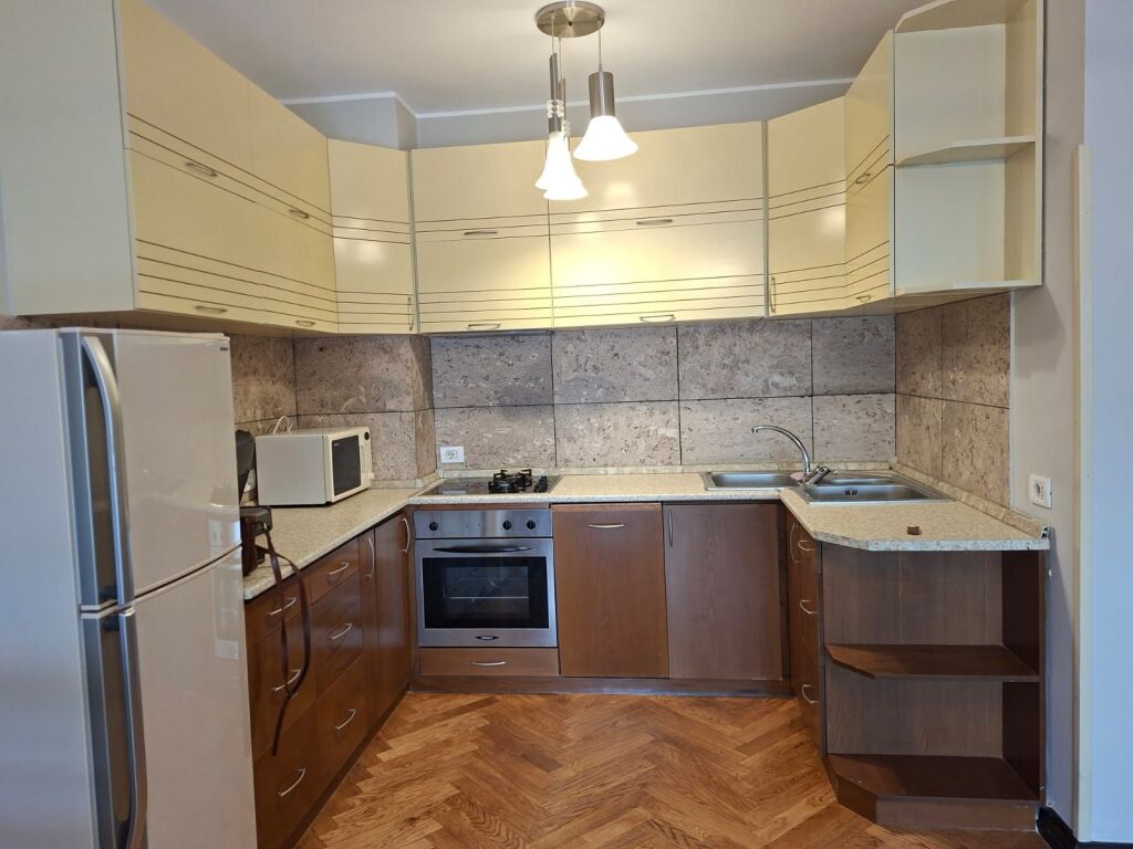 Jepet me qera apartament  1+1 + Parkim  Pazari i ri pazar