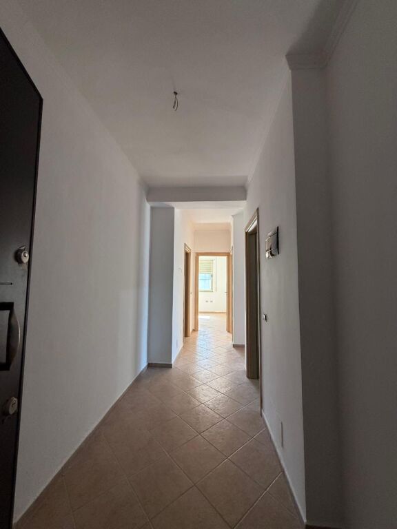 Shitet apartament 2+1 liqeni i thate