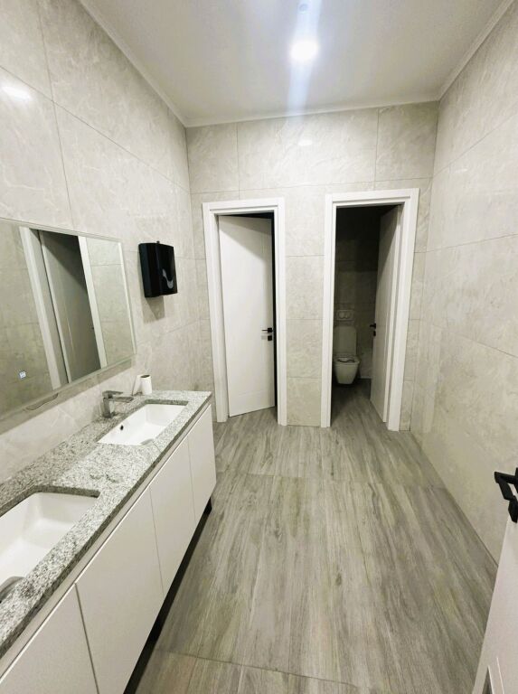 🏢Jepet me Qira Ambient Biznesi – Rruga Hoxha Tahsim, Tiranë📍