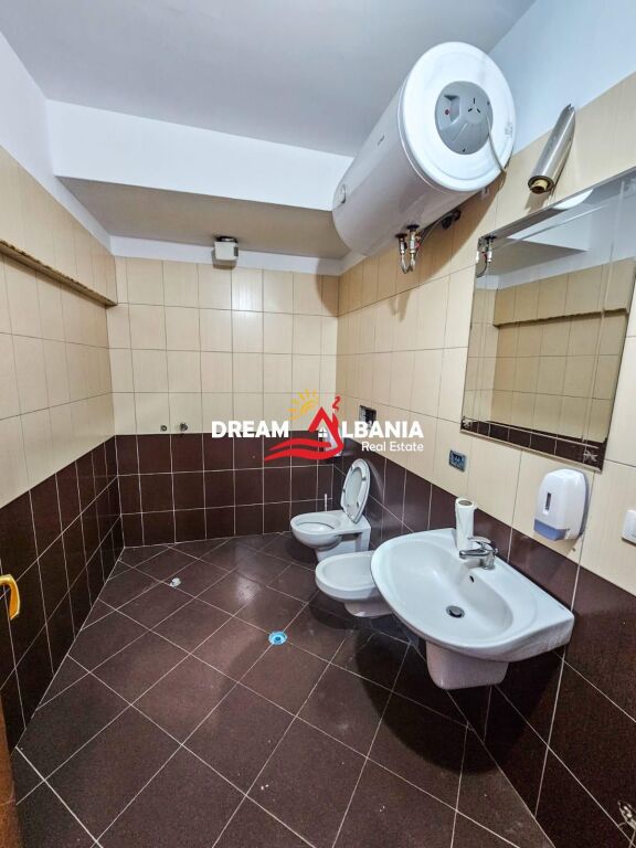 Jepet Me Qera Ambient Biznesi tek Rruga e Dibres,afer Selvise.(ID 42611552)