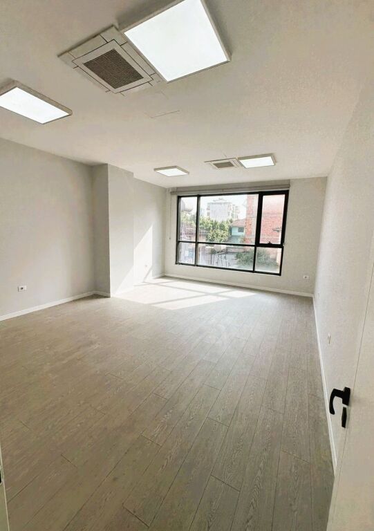 🏢Jepet me Qira Ambient Biznesi – Rruga Hoxha Tahsim, Tiranë📍