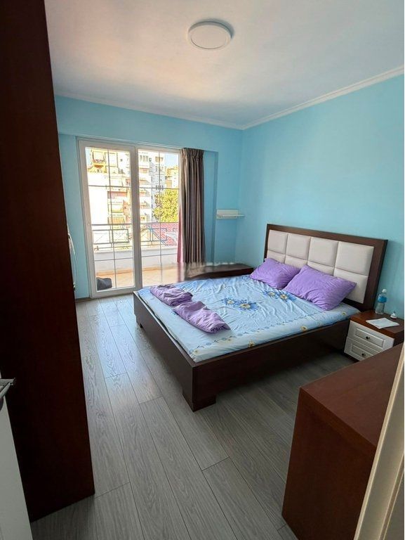 Apartament 2+1 me ballkon për qira – Rruga e Barrikadave
