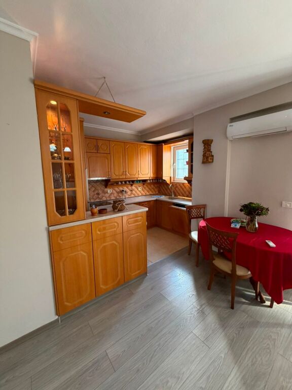 Appartamento 2+1 con balcone in affitto – Via Barricade, vicino alla scuola “Lidhja e Prizrenit”