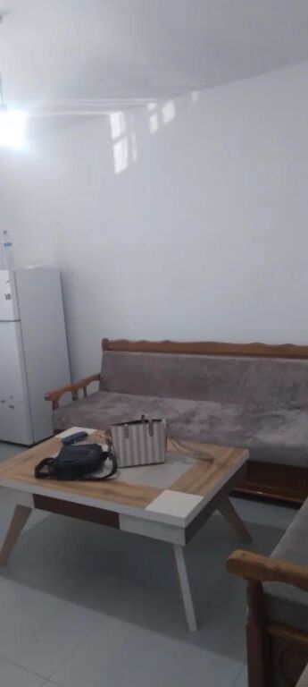 Jepet me qera apartament 1+1 📍 Rruga Njazi Meka, pranë Universitetit të Mjekësisë