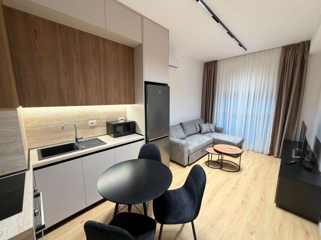 🏡Jepet me qera apartament 1+1  📍 Adresa: Ali Demi, Kompleksi Kadiu 💰 Çmimi: 40,000  lekë/muaj (i padiskutueshëm)