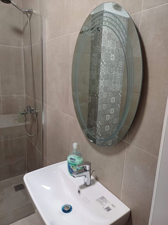 Jepet me qera apartament 1+1 tek Bulevardi i  Ri
