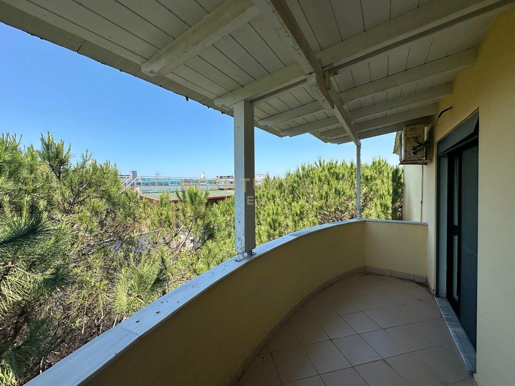 WE SELL A 279M2 ROOF IN GOLEM 100 METERS FROM THE SEA !