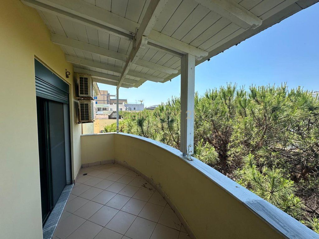 WE SELL A 279M2 ROOF IN GOLEM 100 METERS FROM THE SEA !