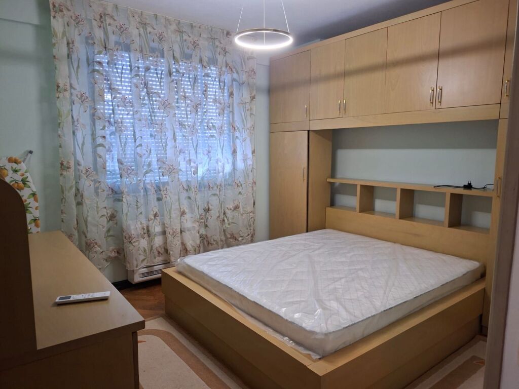 Jepet me qera apartament  1+1 + Parkim  Pazari i ri pazar