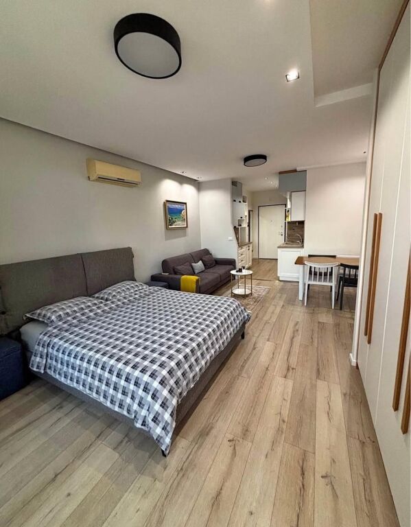 Jepet me qera studio apartament goxha e bollshme dhe e mirë organizuar.