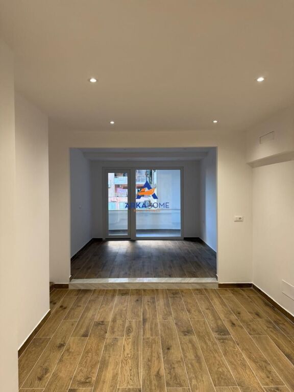 SHITEN AMBIENTE 60M2 DHE 40M2 "TEK GJYKATA E SHKALLES SE PARE, PERBALLE ME SHERBIMIN E PROVES" 260.000 EURO