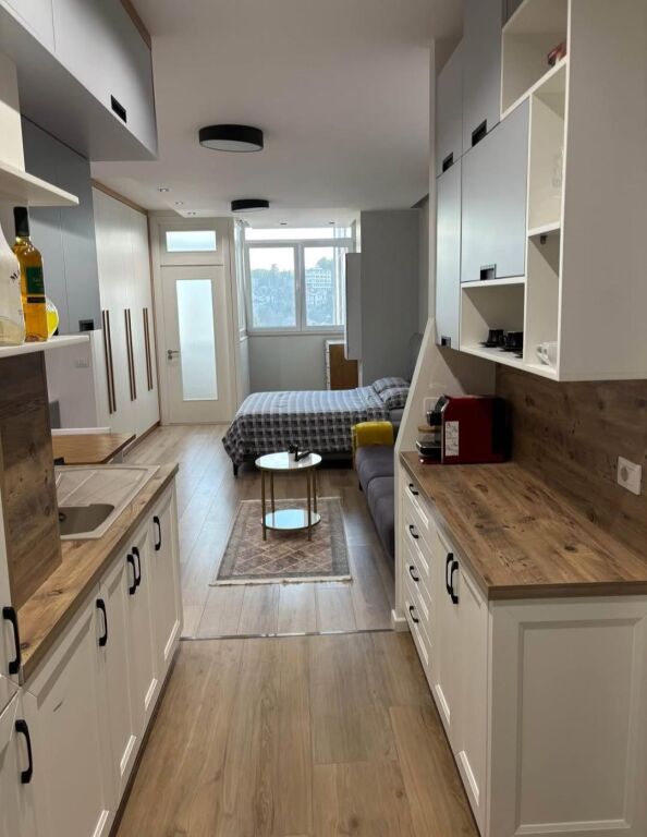 Jepet me qera studio apartament goxha e bollshme dhe e mirë organizuar.