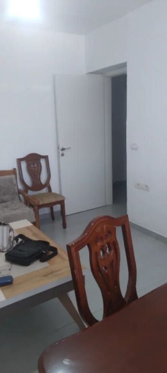 Jepet me qera apartament 1+1 📍 Rruga Njazi Meka, pranë Universitetit të Mjekësisë
