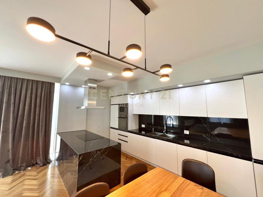 EXCLUSIVE ! SHITET APARTAMET LUXURY 2+1+2 TUALETE + 80M2 VERANDE DHE 1 GARAZHD NE PLAZH ILIRIA DURRES !