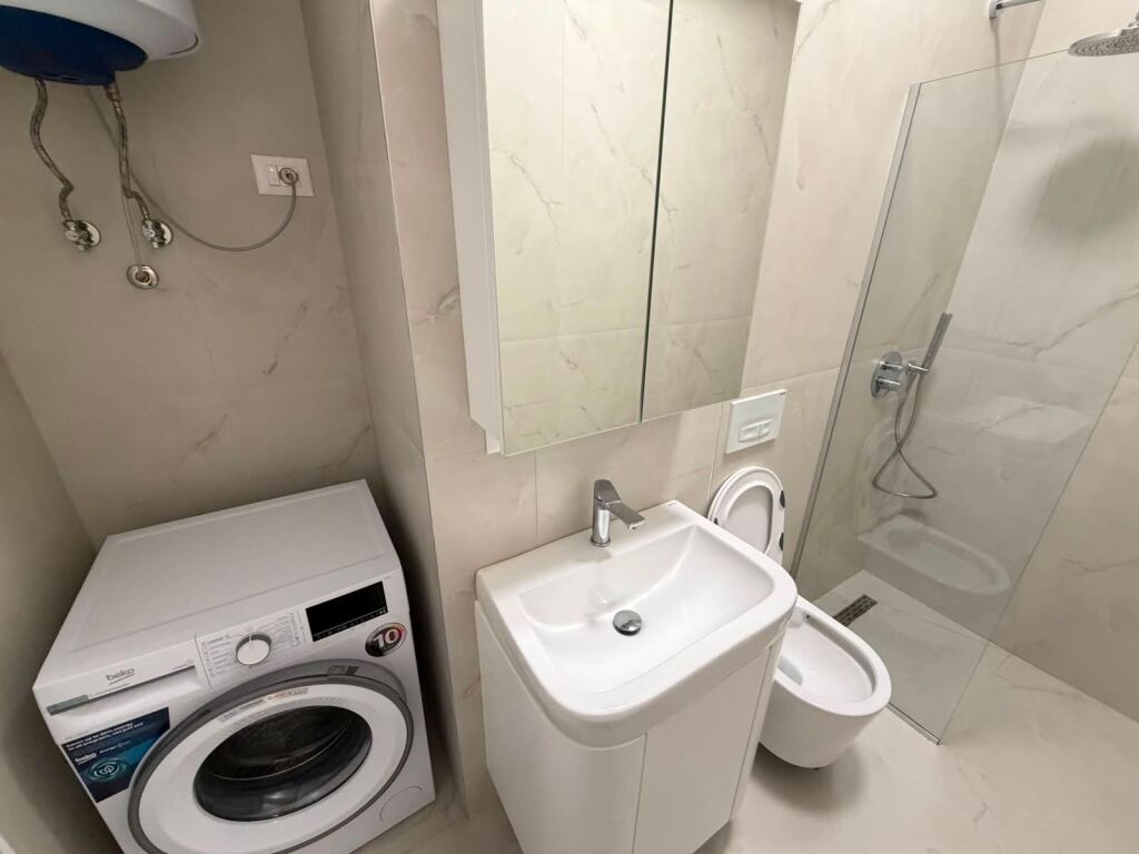 🏡Jepet me qera apartament 1+1  📍 Adresa: Ali Demi, Kompleksi Kadiu 💰 Çmimi: 40,000  lekë/muaj (i padiskutueshëm)