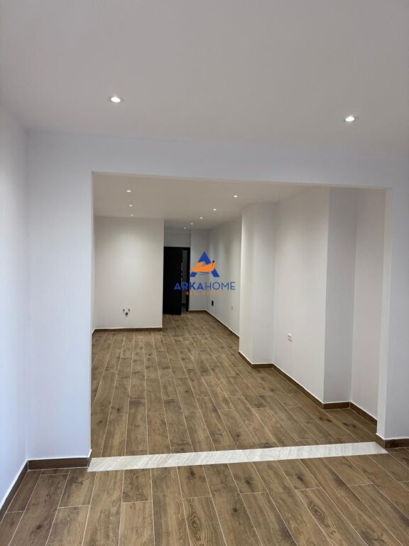 SHITEN AMBIENTE 60M2 DHE 40M2 "TEK GJYKATA E SHKALLES SE PARE, PERBALLE ME SHERBIMIN E PROVES" 260.000 EURO