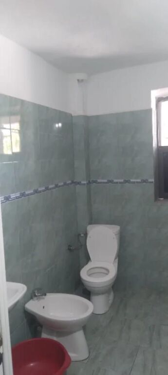 Jepet me qera apartament 1+1 📍 Rruga Njazi Meka, pranë Universitetit të Mjekësisë