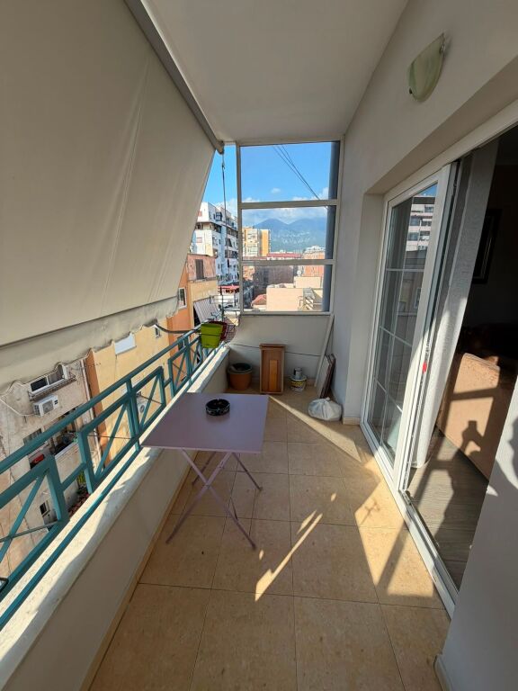 Appartamento 2+1 con balcone in affitto – Via Barricade, vicino alla scuola “Lidhja e Prizrenit”