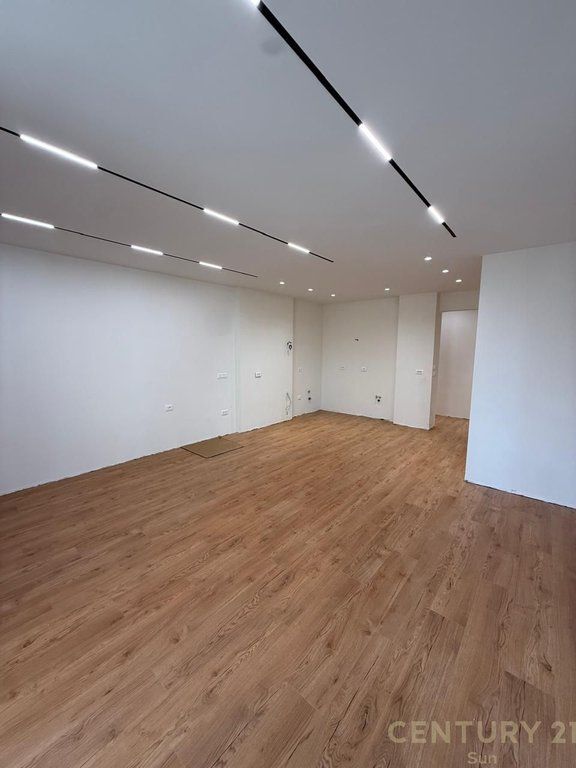 APARTAMENT 2+1+2 ME QIRA PER ZYRA, TEK ISH-EKSPOZITA, TIRANE! 1,300 € /Muaj
