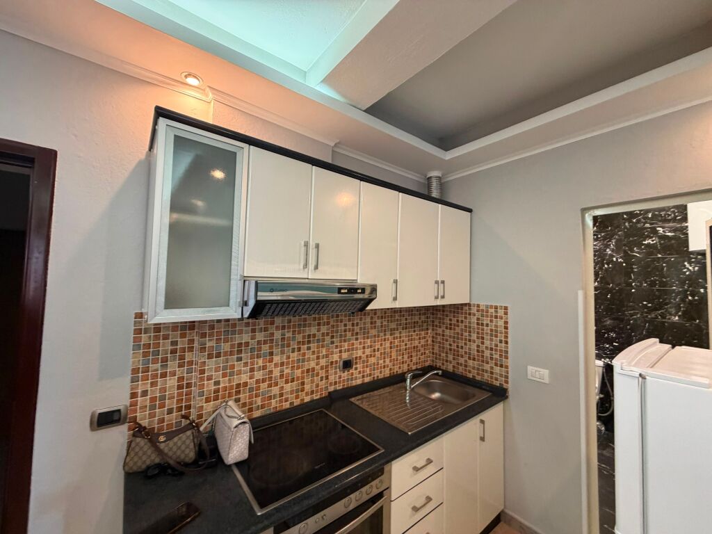 Shitet, Apartament 1+1, Në Shkëmbin e Kavajës – Mbrapa Hotel Besani.