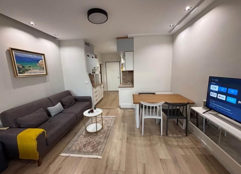 Jepet me qera studio apartament goxha e bollshme dhe e mirë organizuar.