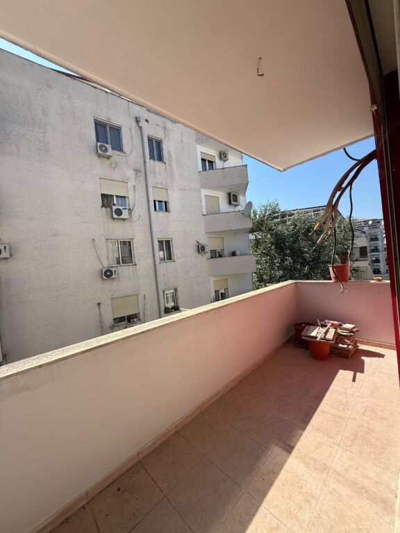 Shitet apartament 2+1 liqeni i thate