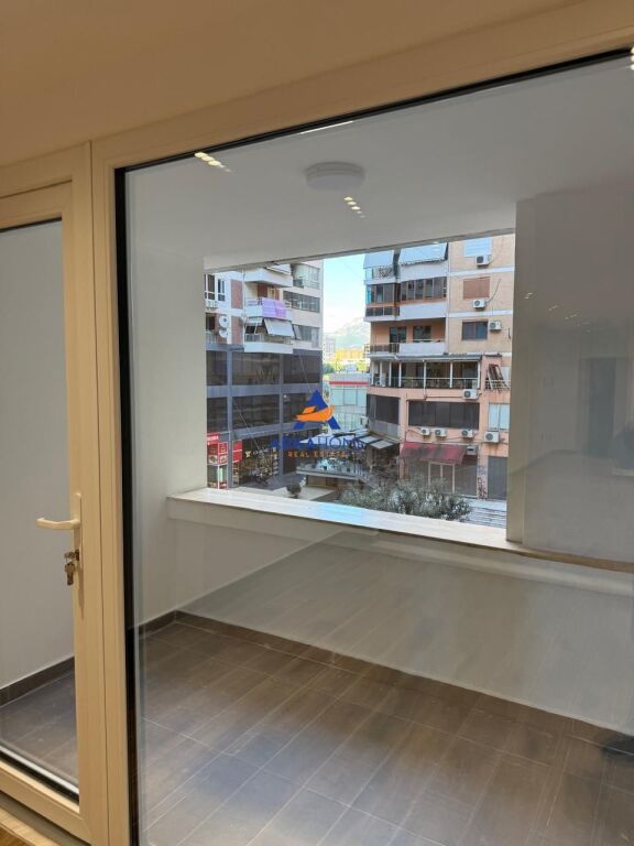 SHITEN AMBIENTE 60M2 DHE 40M2 "TEK GJYKATA E SHKALLES SE PARE, PERBALLE ME SHERBIMIN E PROVES" 260.000 EURO