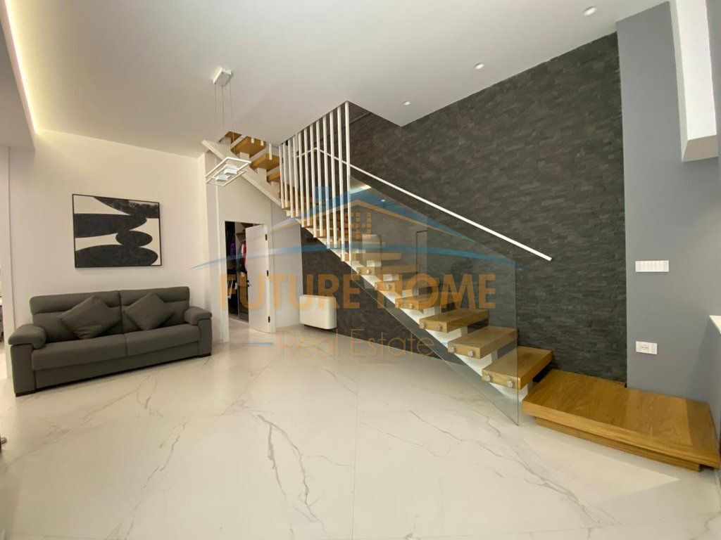 Shitet, Triplex 3+2+4 Poste Parkimi, Grey Stone 2 Residence , Liqeni i Thatë