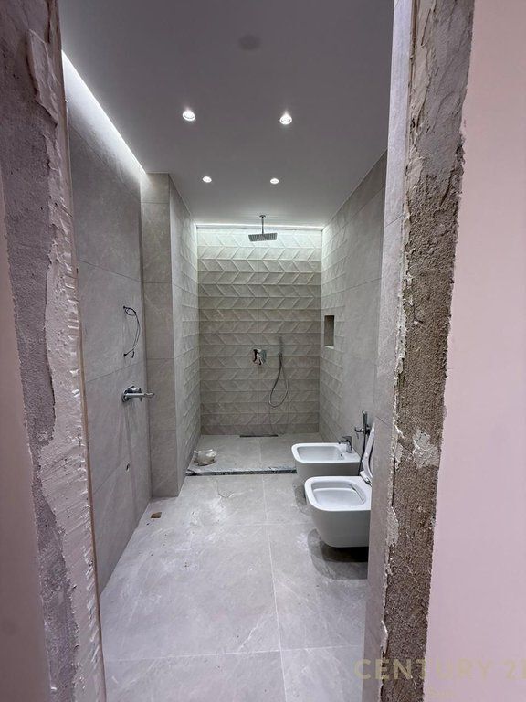 APARTAMENT 2+1+2 ME QIRA PER ZYRA, TEK ISH-EKSPOZITA, TIRANE! 1,300 € /Muaj