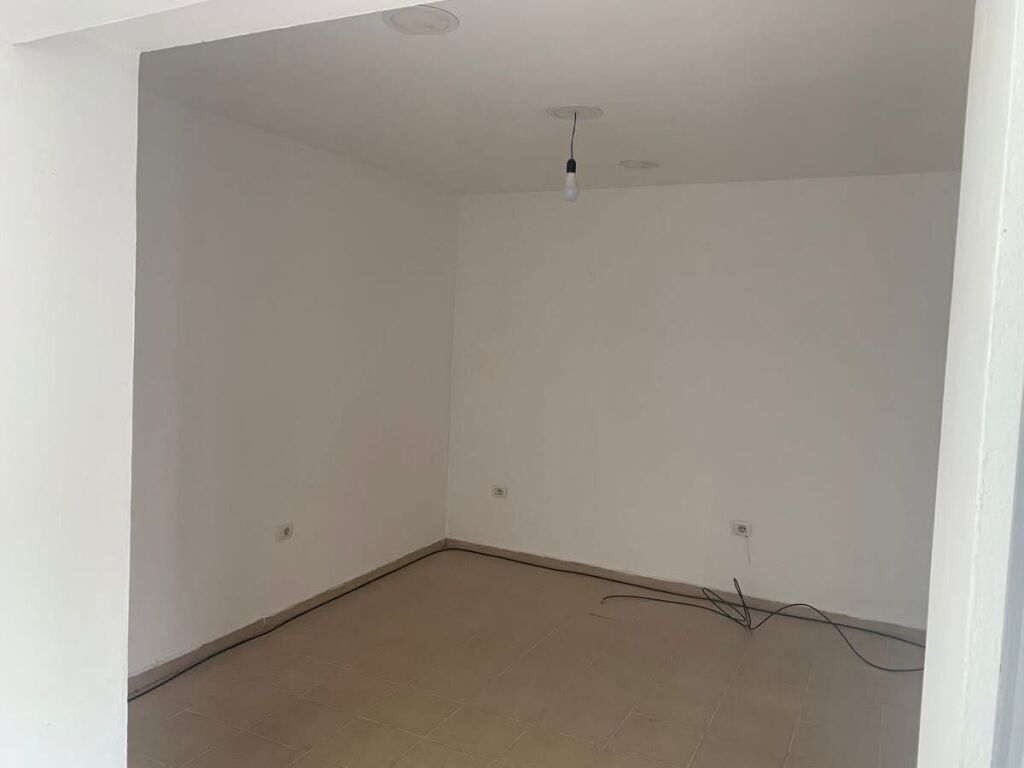 Jepet me qira ambient për zyrë  Stadiuni Dinamo