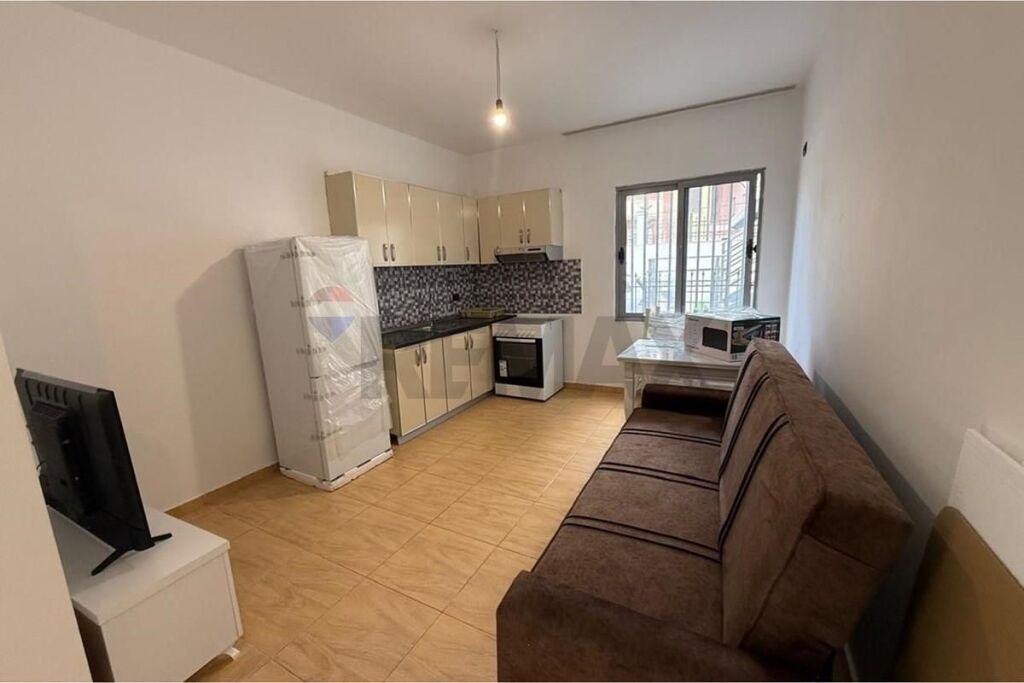 Apartament 1+1 per qira te Komuna e Parisit