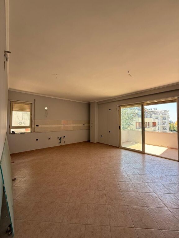 Shitet apartament 2+1 liqeni i thate