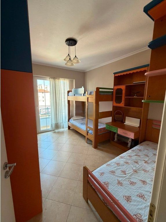 Apartament 2+1 me ballkon për qira – Rruga e Barrikadave