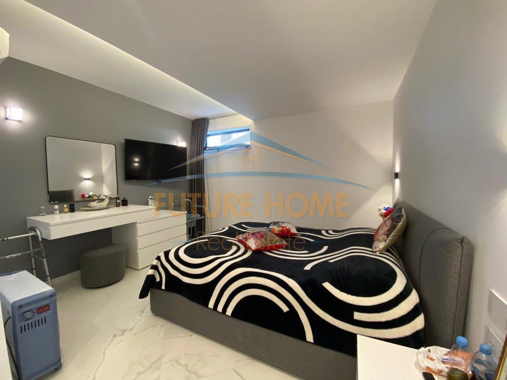 Shitet, Triplex 3+2+4 Poste Parkimi, Grey Stone 2 Residence , Liqeni i Thatë
