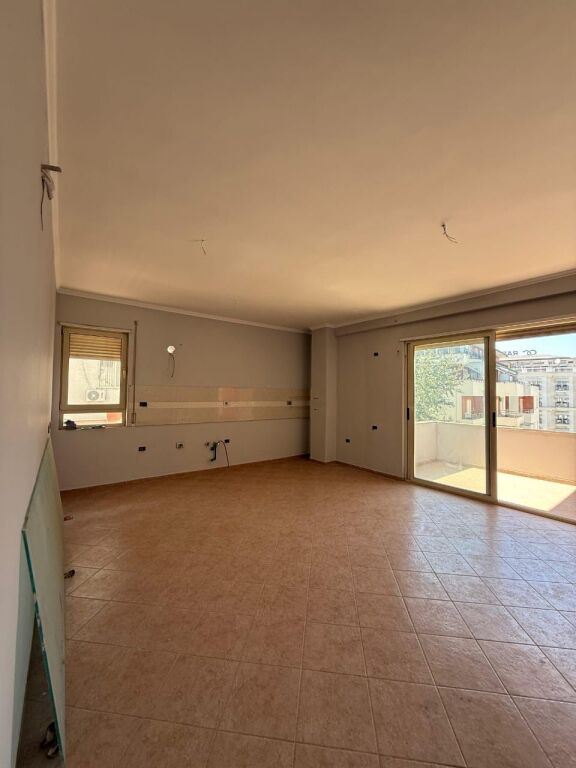 Shitet apartament 2+1 liqeni i thate