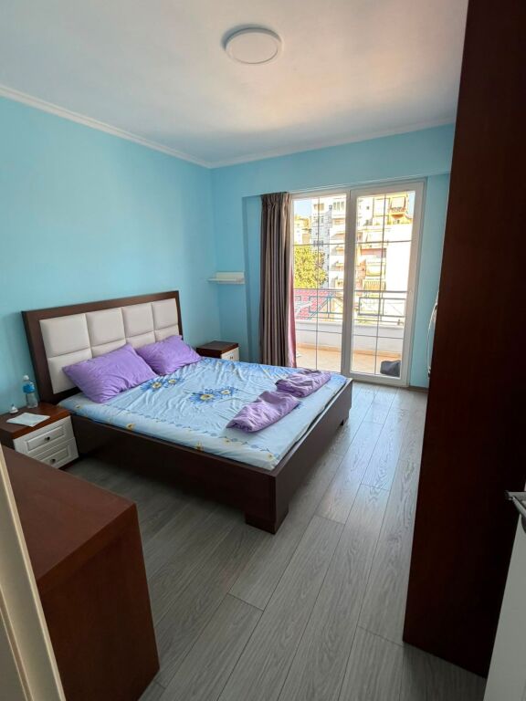 Appartamento 2+1 con balcone in affitto – Via Barricade, vicino alla scuola “Lidhja e Prizrenit”