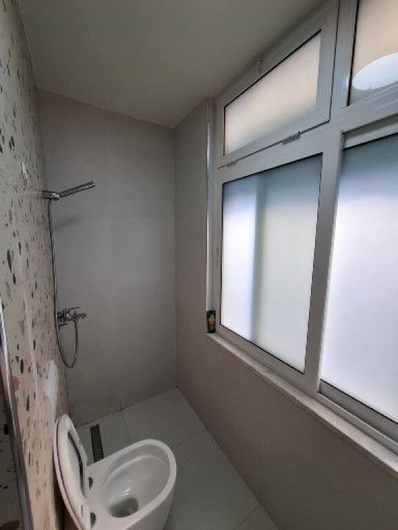 🏢Pak minuta larg Selvise, jepet me qera apartament 2+1,i mobiluar. 60,000Leke